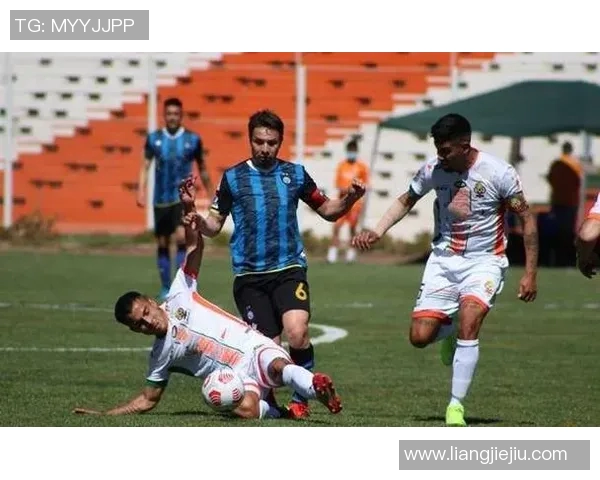 河床亚松森与瓜拉尼的激烈对决揭示足球战术与团队精神的较量