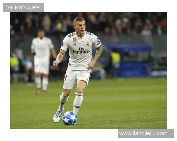 克罗斯在足球场上的传奇之路与他对球队的深远影响分析